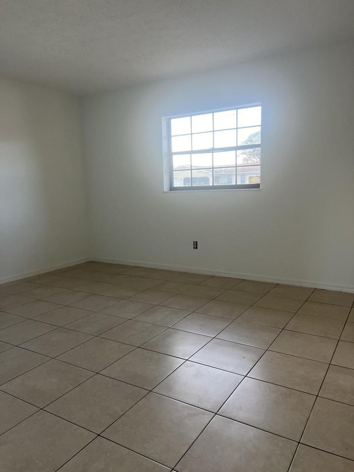 952 Se Walters Ter - Photo 3 of 14