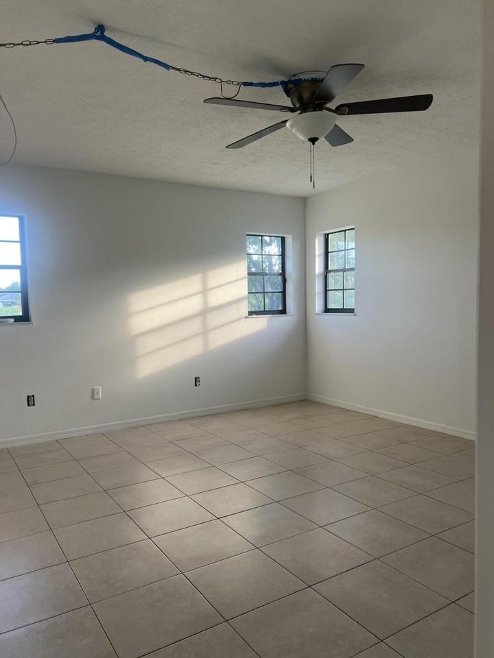 952 Se Walters Ter - Photo 5 of 14