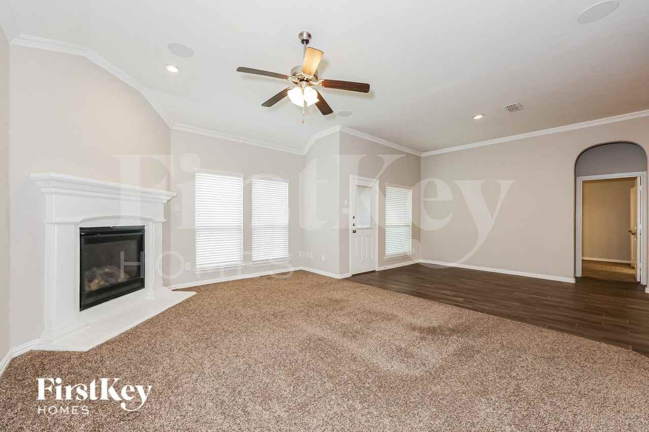 3213 Charing Cross Rd - Photo 2 of 19