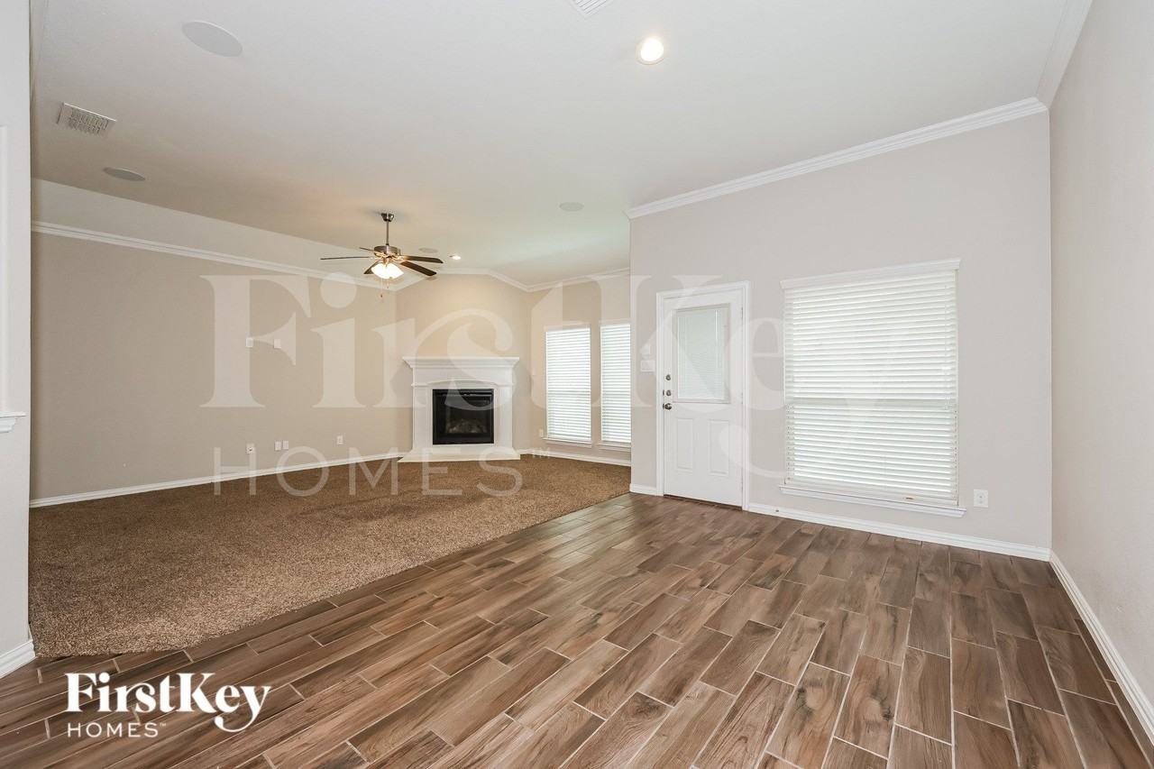 3213 Charing Cross Rd - Photo 4 of 19