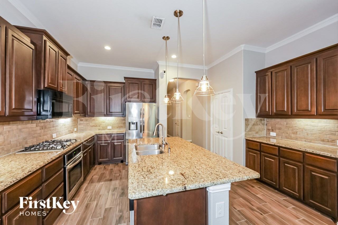 3213 Charing Cross Rd - Photo 6 of 19