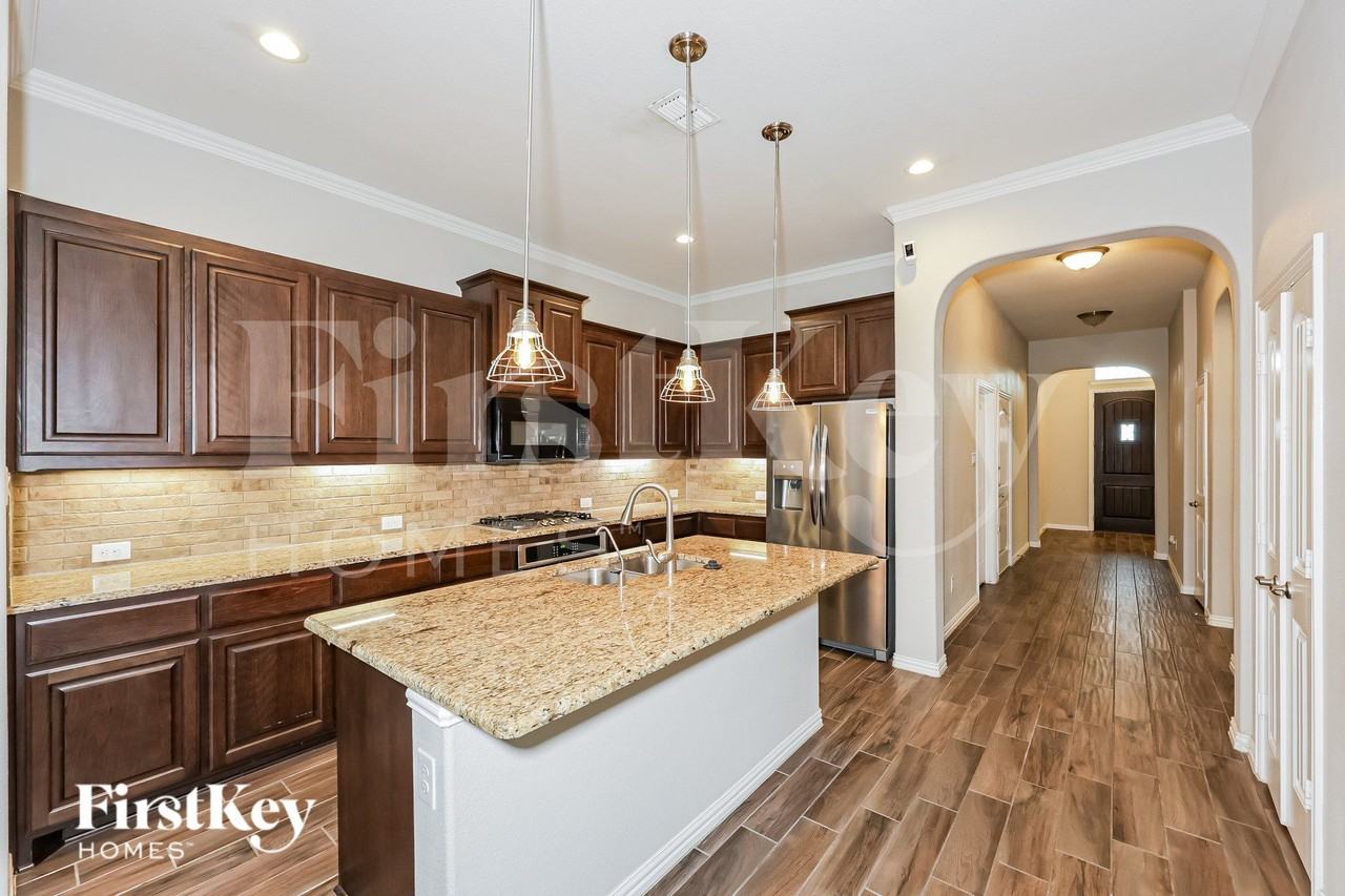 3213 Charing Cross Rd - Photo 7 of 19