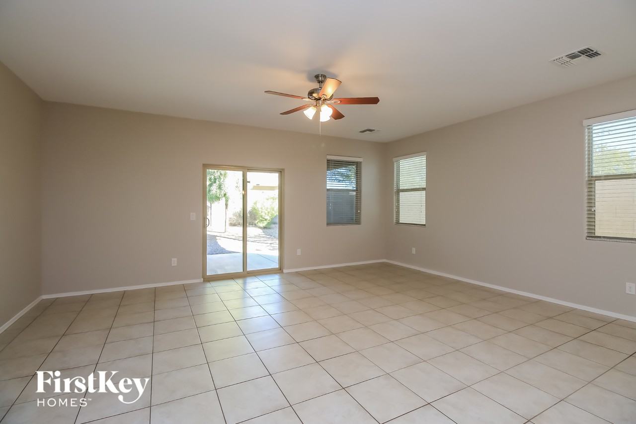 4742 E Pearl Rd - Photo 2 of 15