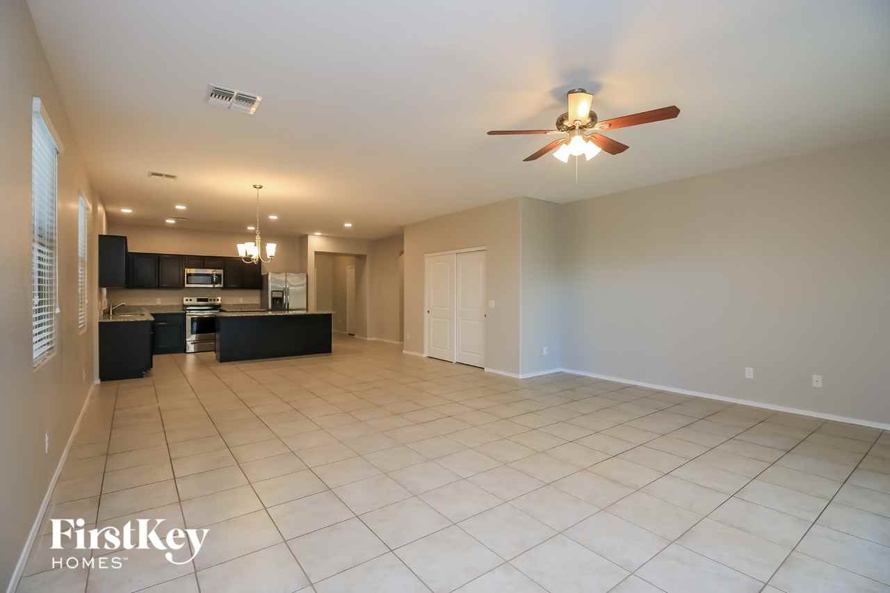 4742 E Pearl Rd - Photo 3 of 15