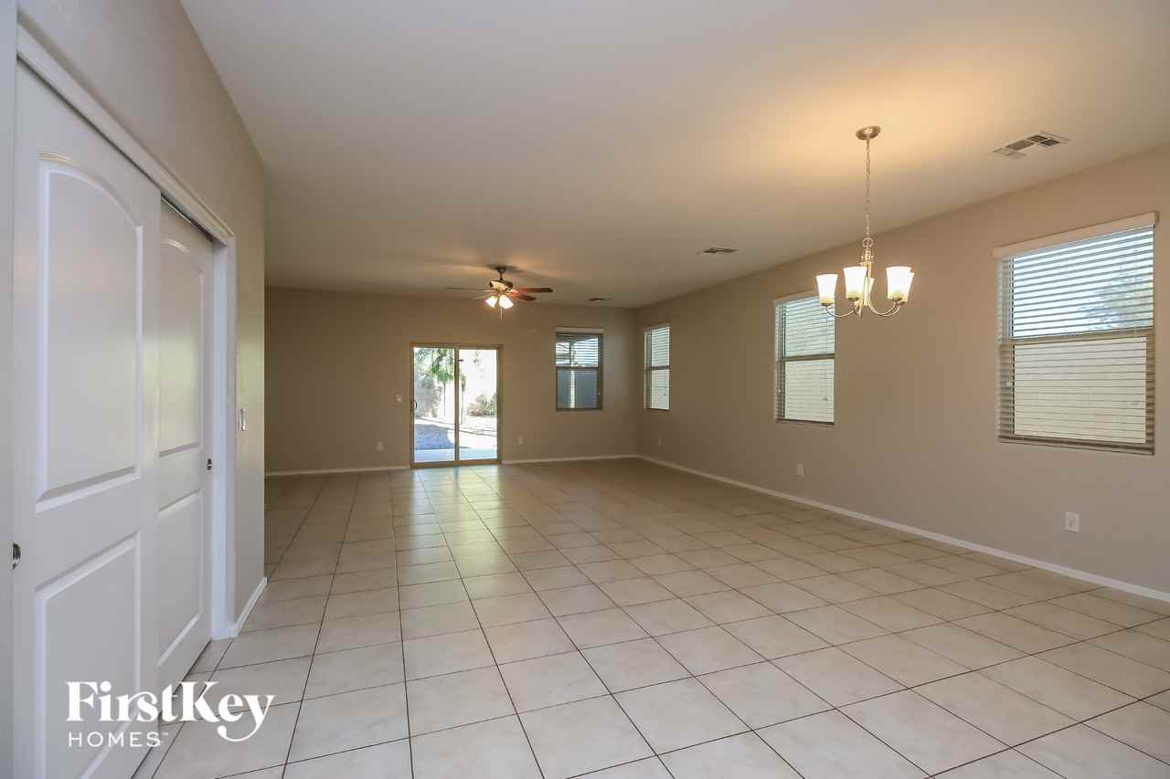 4742 E Pearl Rd - Photo 4 of 15