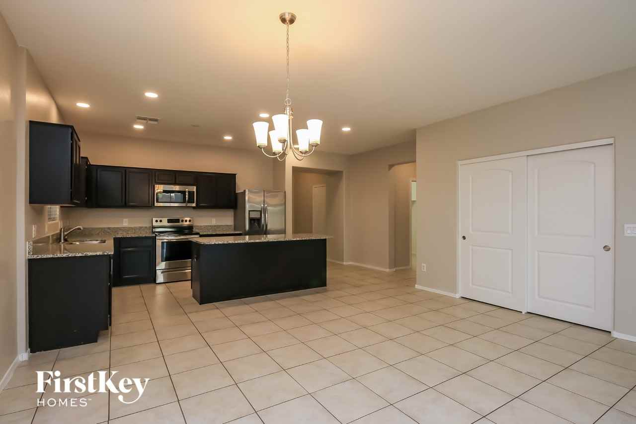 4742 E Pearl Rd - Photo 5 of 15