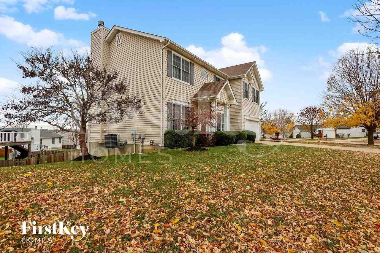 332 Centerfield Dr - Photo 2 of 15