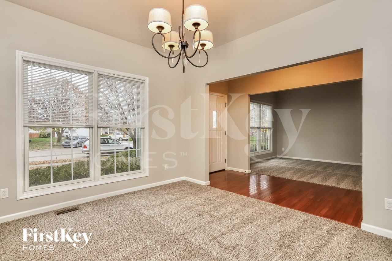 332 Centerfield Dr - Photo 4 of 15