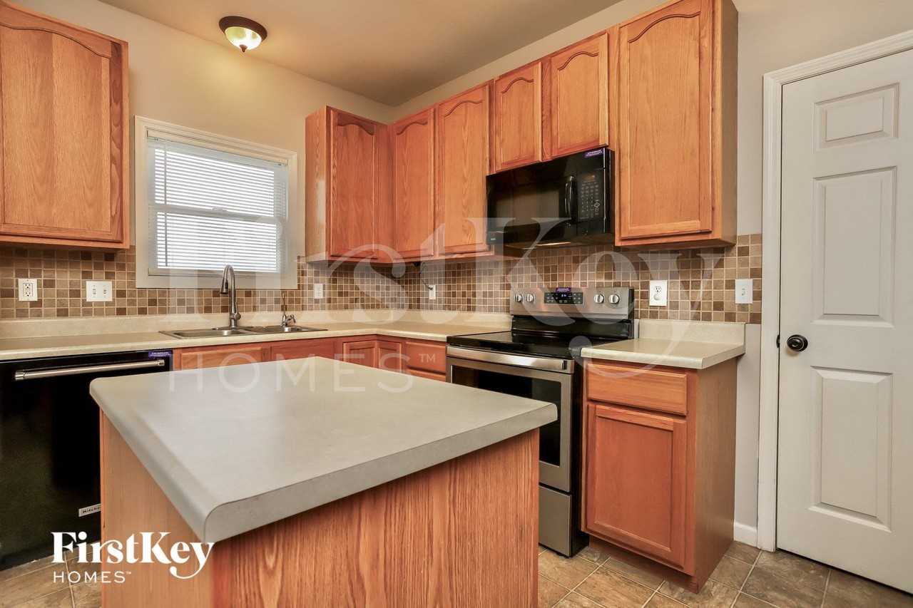 332 Centerfield Dr - Photo 5 of 15