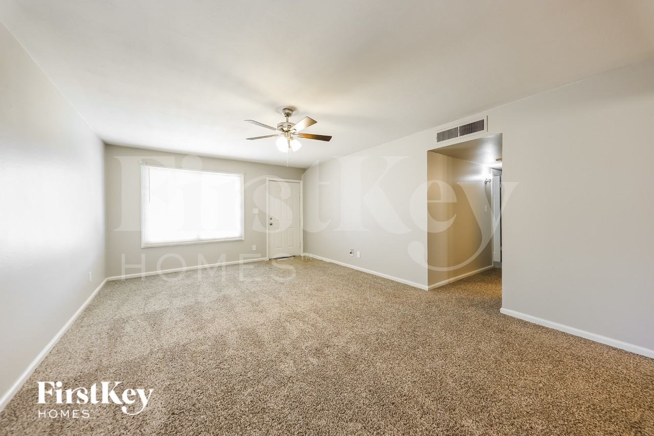 3526 W Sierra St - Photo 3 of 16