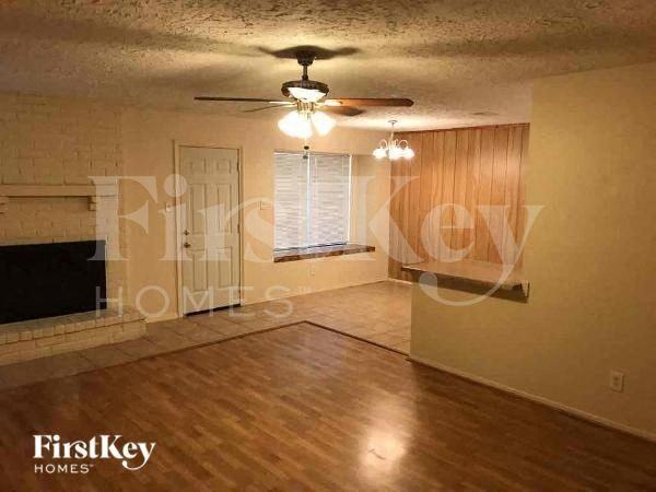 2418 Aprilmont Dr - Photo 3 of 12