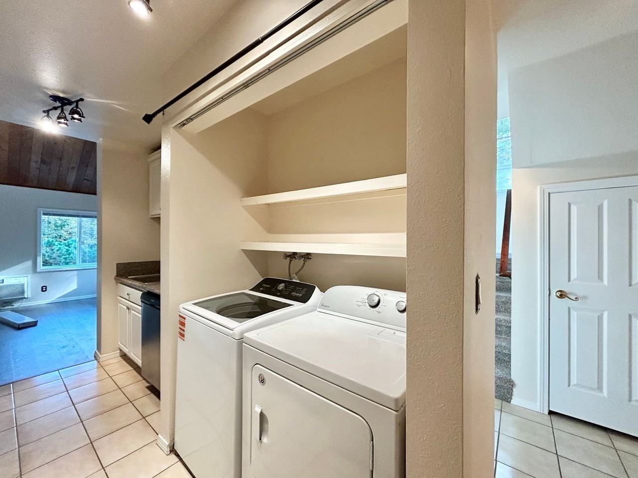 4643 Lakeview Blvd - Photo 5 of 40