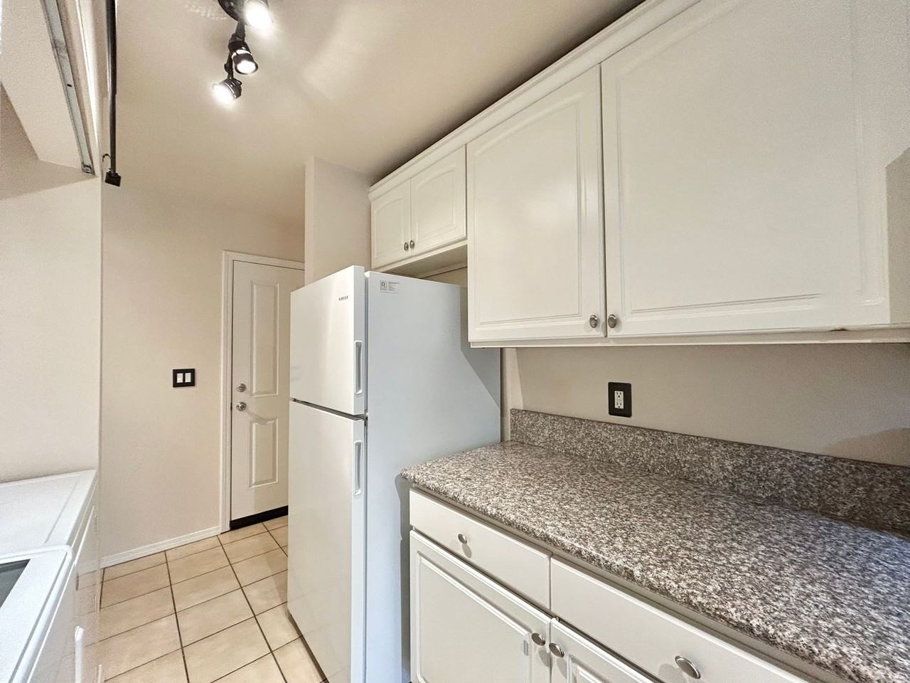 4643 Lakeview Blvd - Photo 6 of 40
