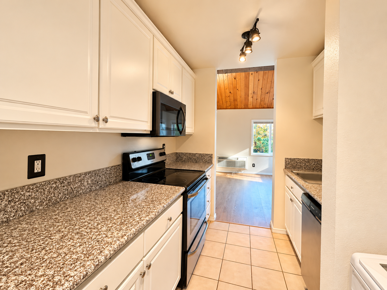 4643 Lakeview Blvd - Photo 7 of 40