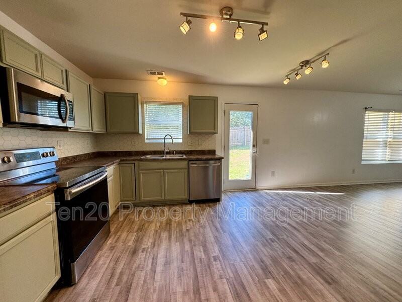318 Irish Ln - Photo 4 of 26