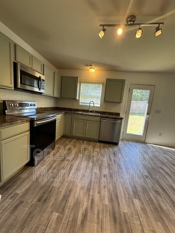 318 Irish Ln - Photo 5 of 26