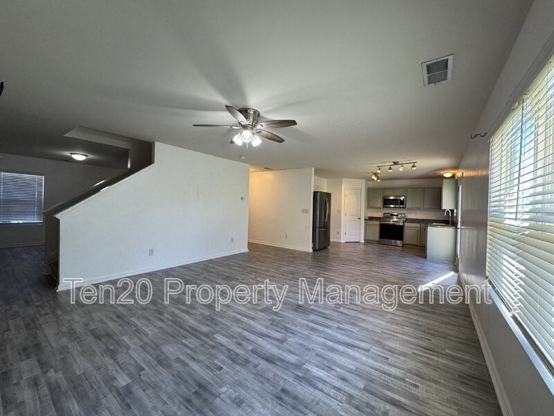 318 Irish Ln - Photo 7 of 26