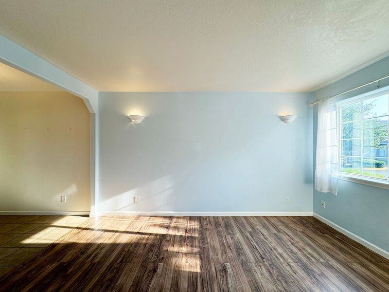 3697 Westleigh St - Photo 6 of 40