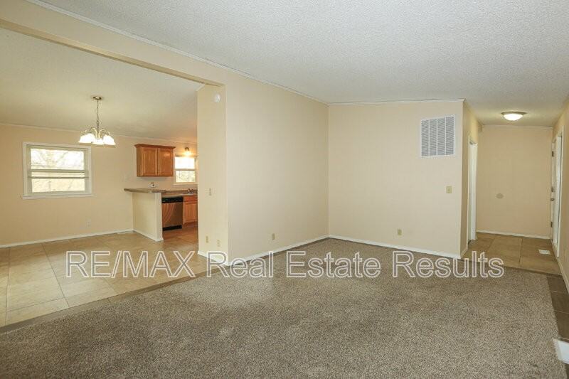 39 Sheneman Dr - Photo 7 of 25