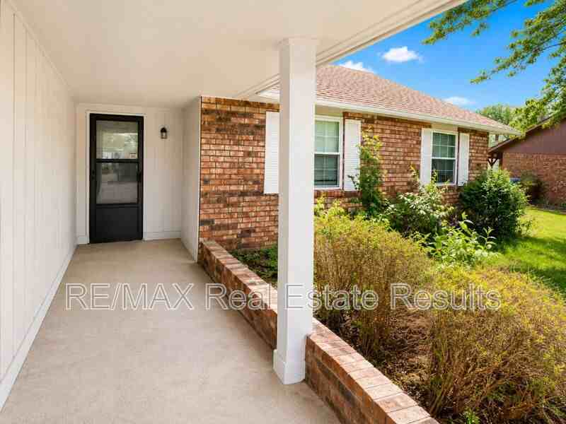 1810 Crouch St - Photo 3 of 16