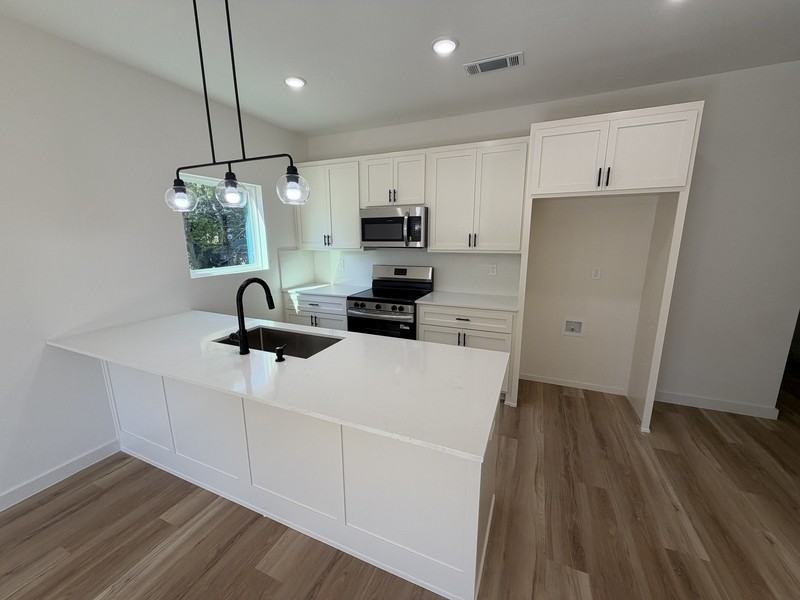 137 E Marshall St - Photo 2 of 10