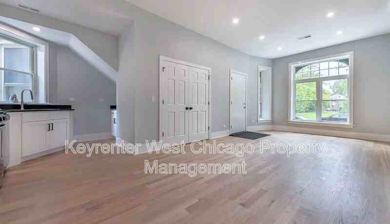 3246 W Fulton Blvd #1 - Photo 4 of 15