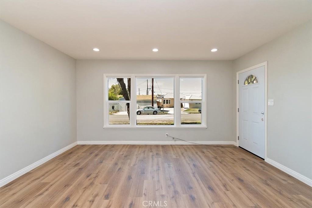13544 Cowley Ave - Photo 5 of 15