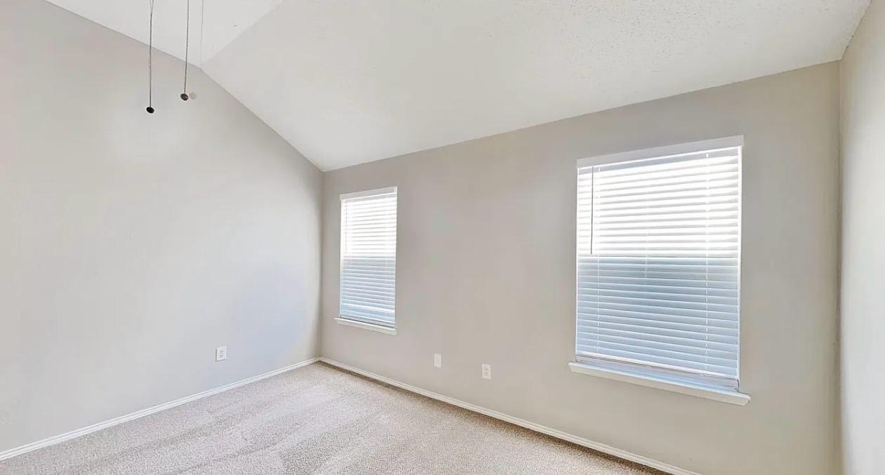 303 Dakota Dr - Photo 4 of 15