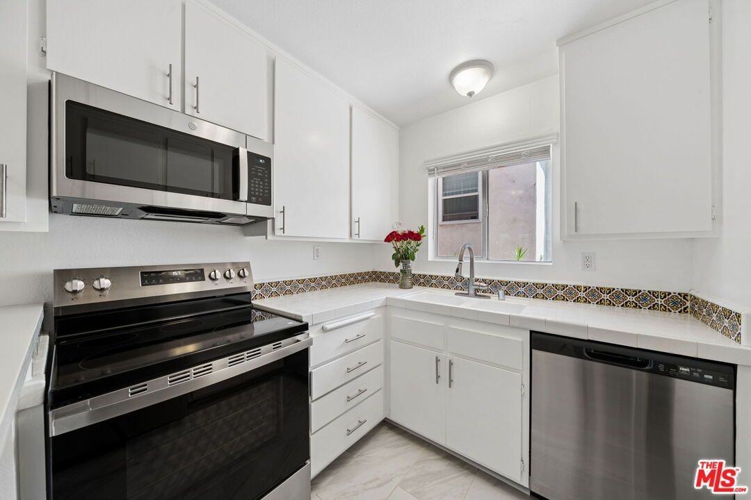 1028 7th St ##102 - Photo 7 of 18