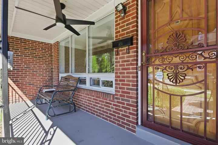 1935 S Kenmore St - Photo 5 of 50