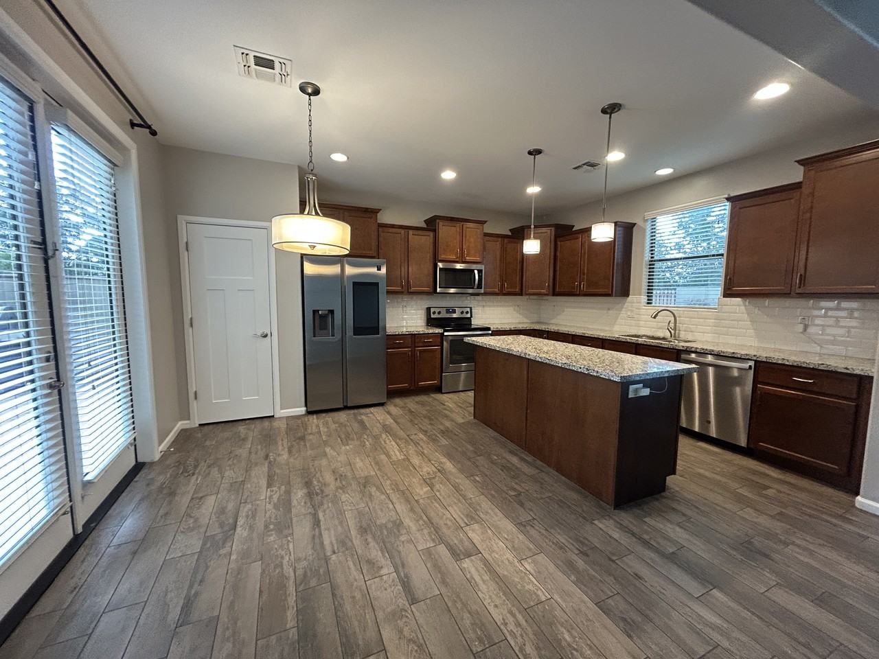 1910 E Missouri Ave - Photo 2 of 50