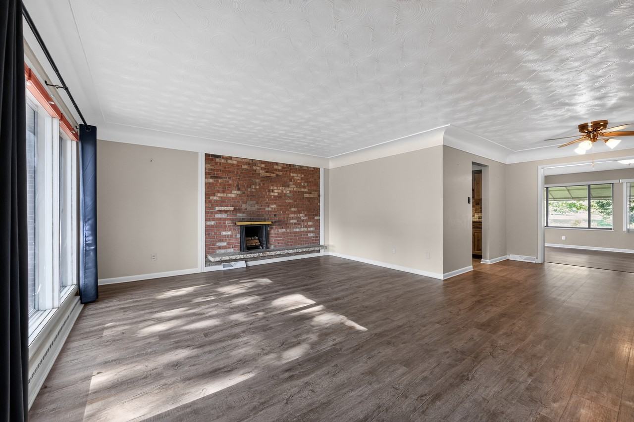 2105 51st Ave - Photo 4 of 43