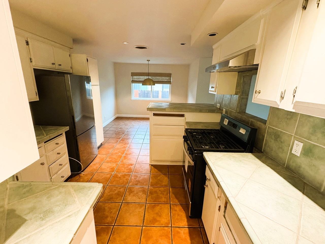1427 Finch Ave - Photo 4 of 38