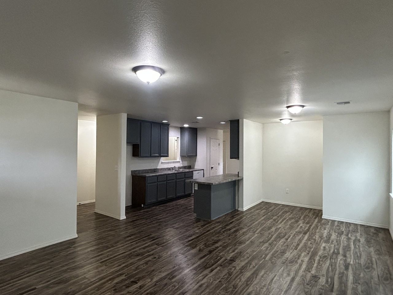 502 S Xanthus Ave - Photo 4 of 24