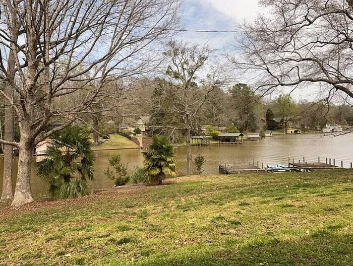 215 Hammond Cir - Photo 2 of 9