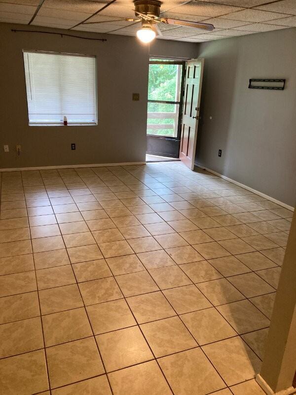215 Hammond Cir - Photo 3 of 9
