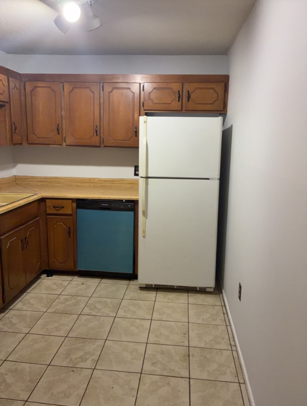215 Hammond Cir - Photo 5 of 9