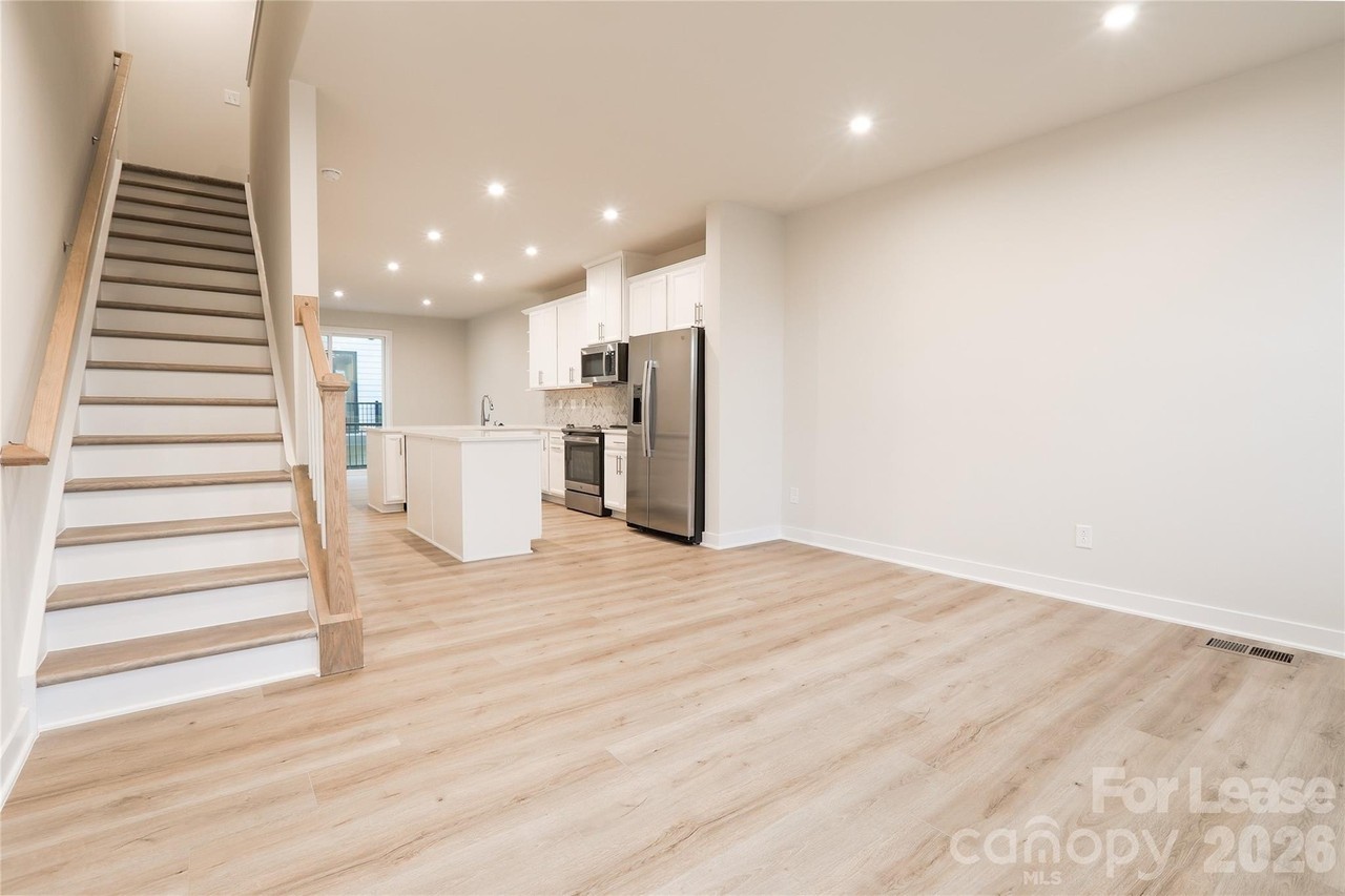 1015 Simcoe Ln - Photo 3 of 43