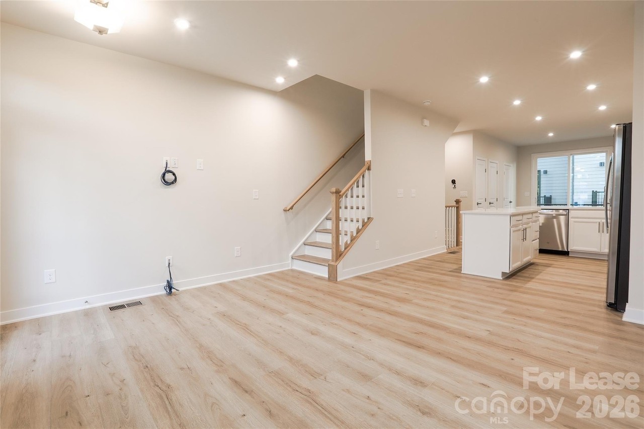 1015 Simcoe Ln - Photo 4 of 43
