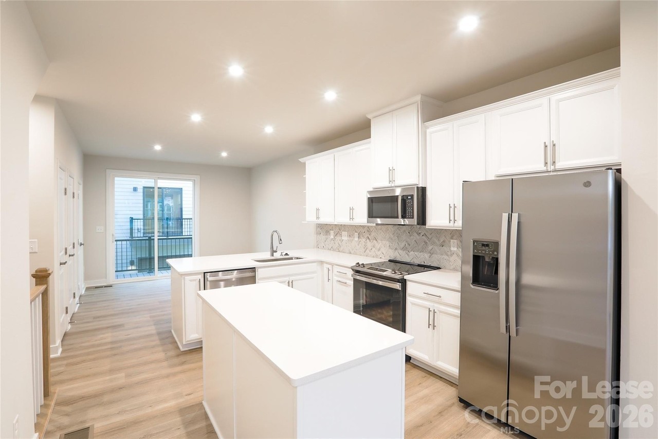 1015 Simcoe Ln - Photo 5 of 43