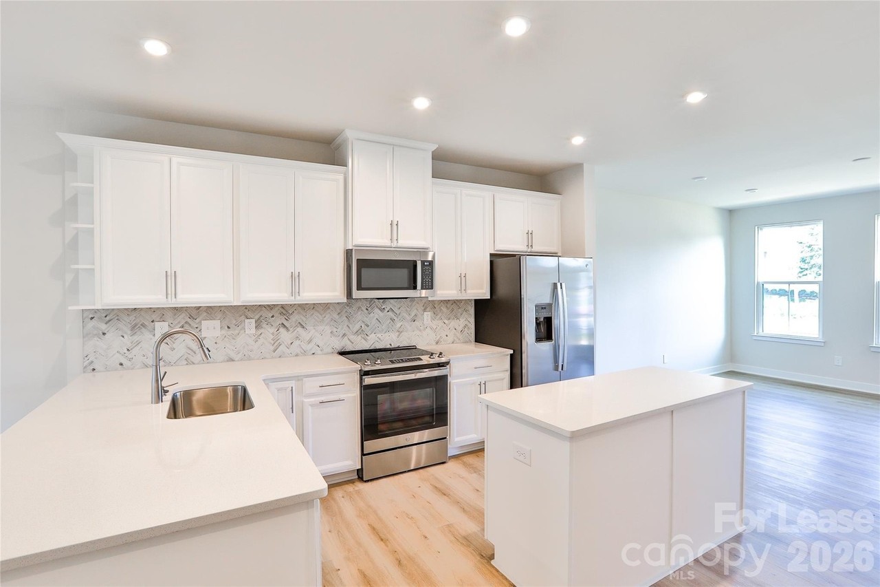 1015 Simcoe Ln - Photo 6 of 43