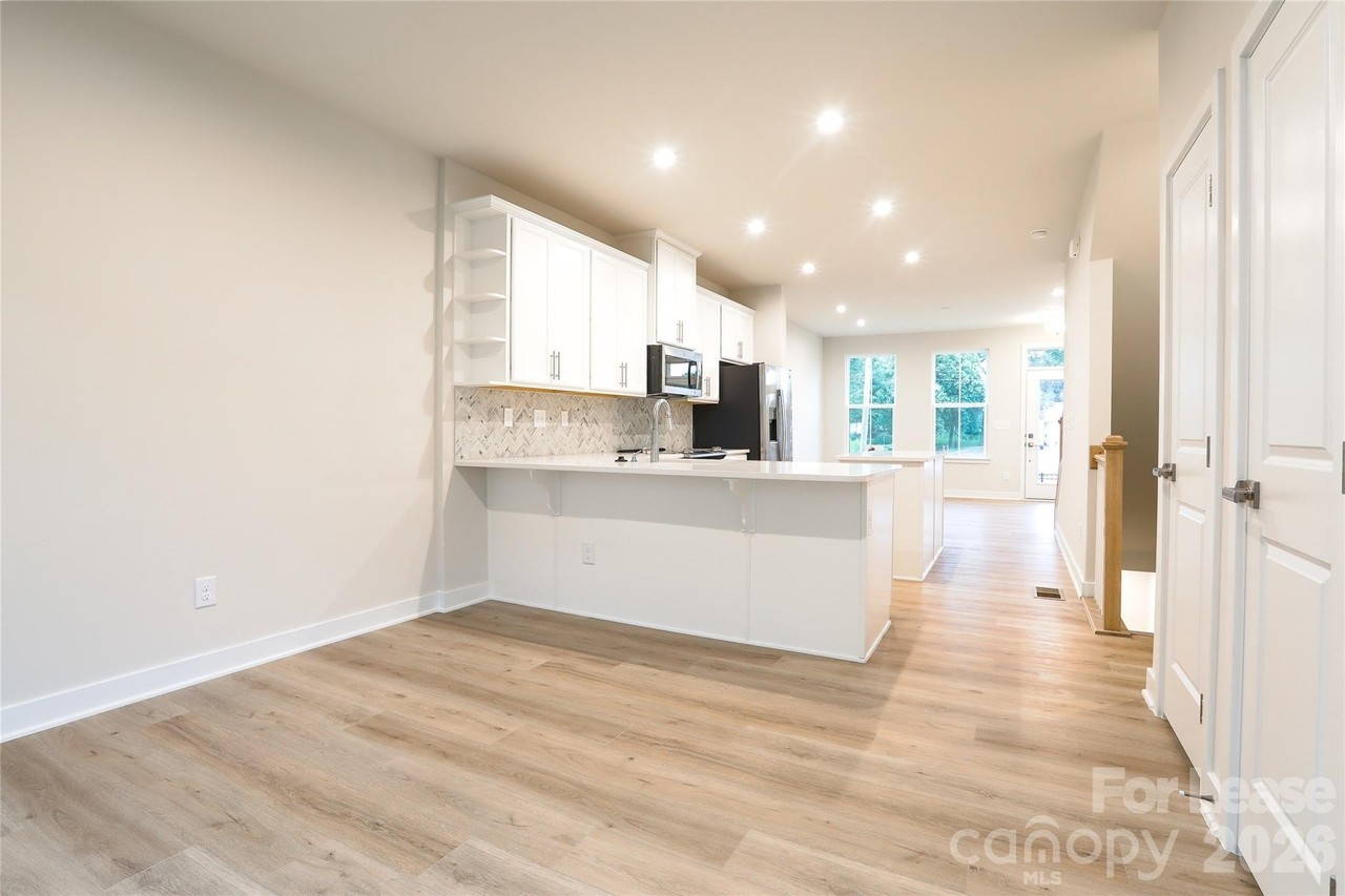 1015 Simcoe Ln - Photo 7 of 43