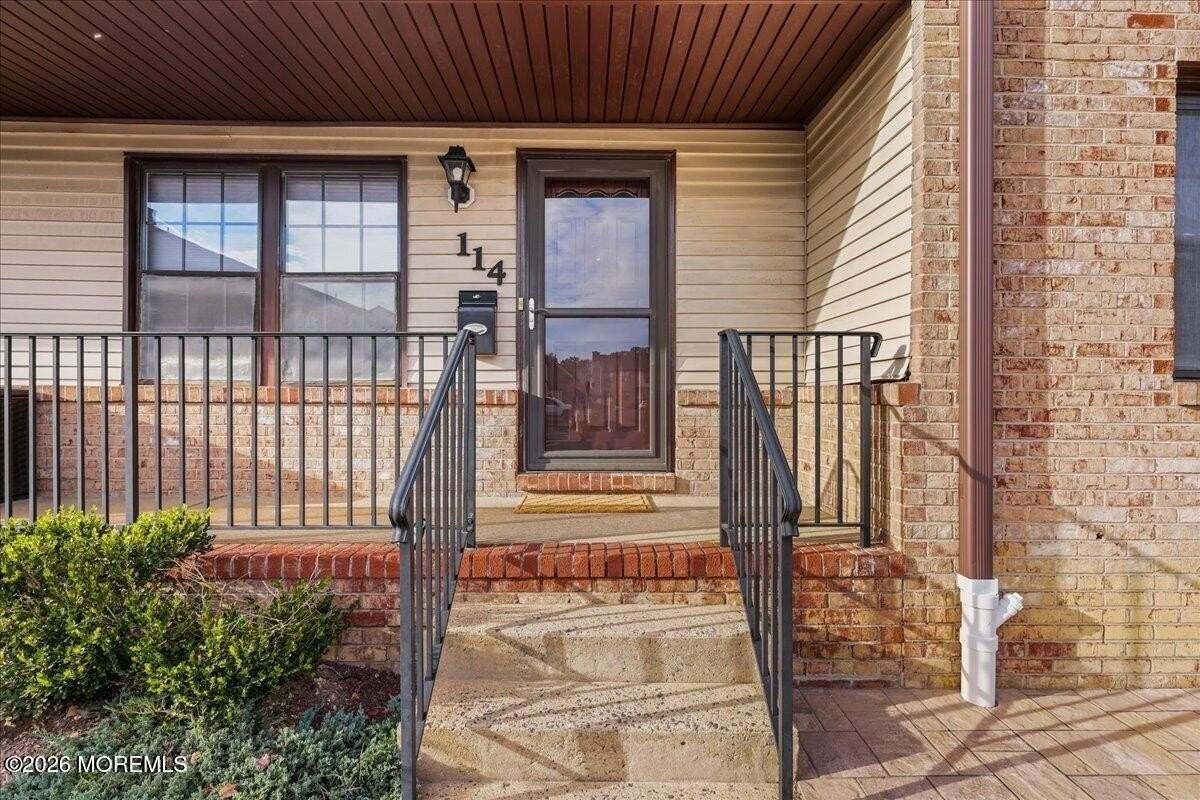 114 Village Green Way - Photo 3 of 32