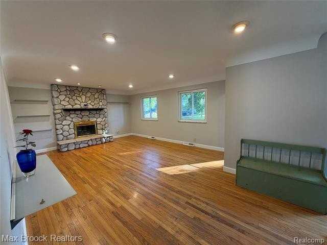 964 James K Blvd - Photo 4 of 15