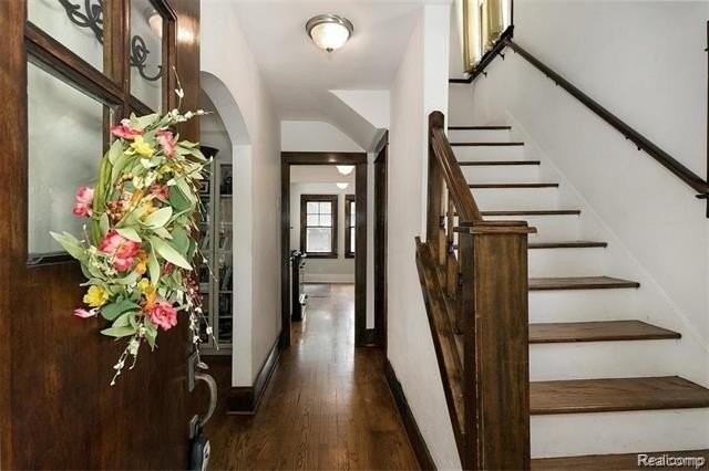 242 University St - Photo 3 of 25
