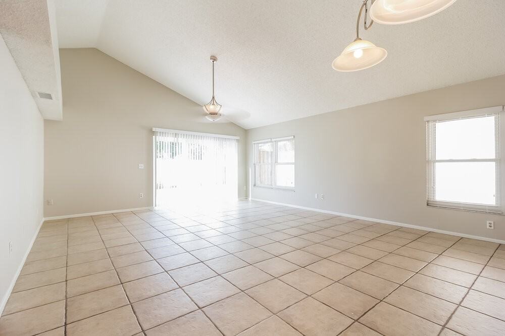 386 Amethyst Ct - Photo 4 of 15