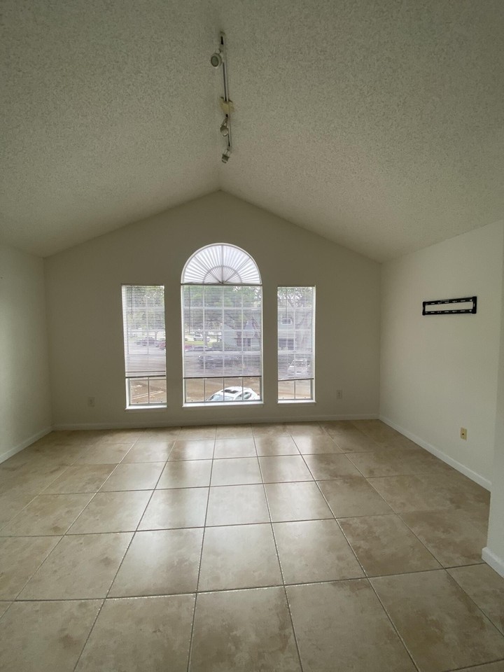1020 Crystal Way #H - Photo 4 of 14