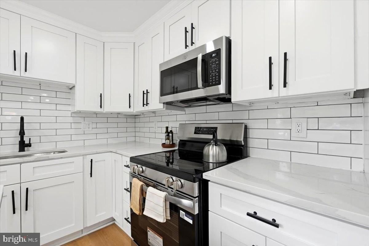 2412 Valley Way - Photo 3 of 32