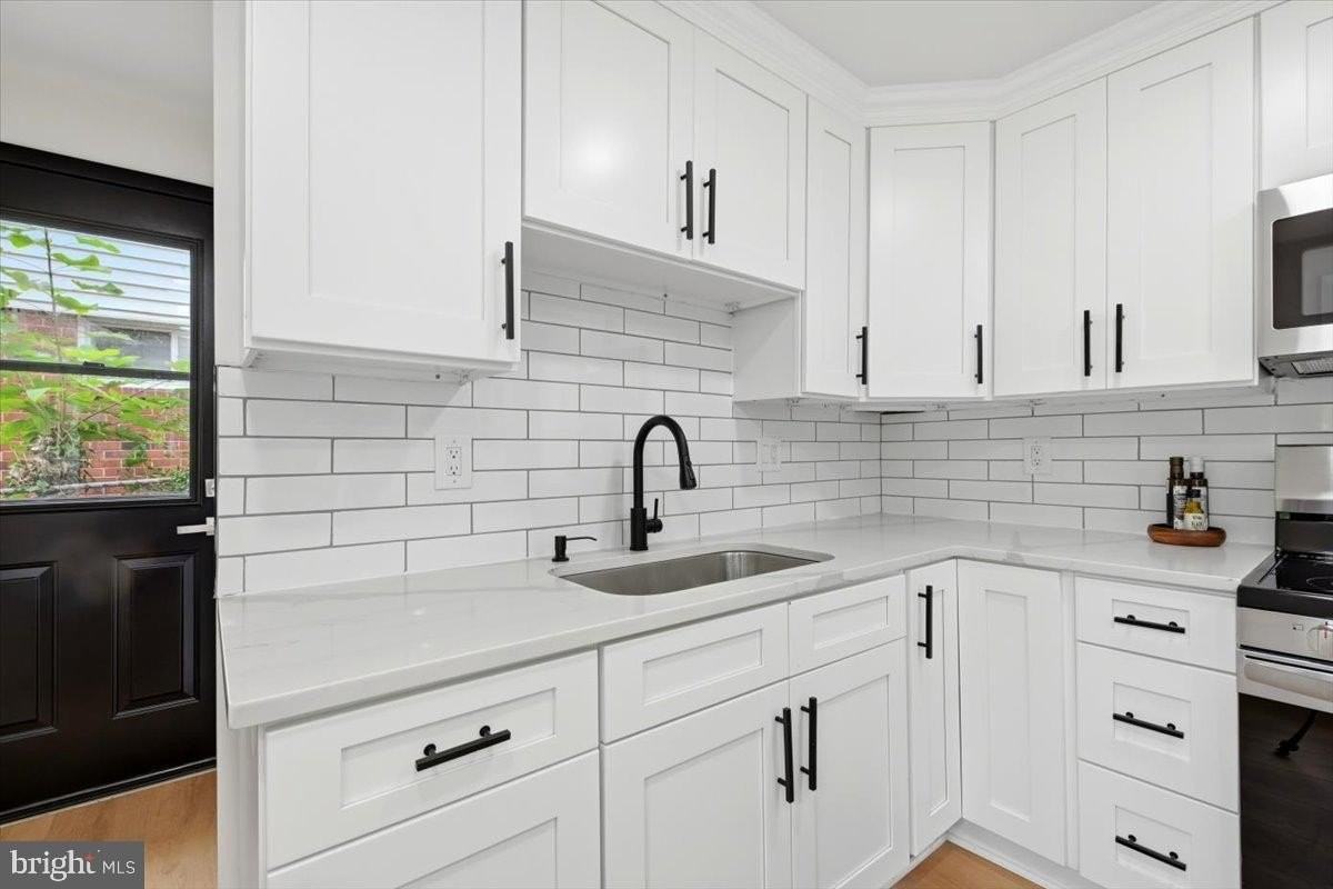 2412 Valley Way - Photo 4 of 32
