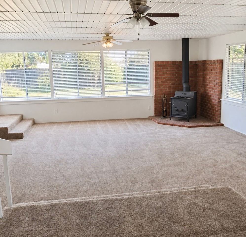 636 N Newton Dr - Photo 3 of 9